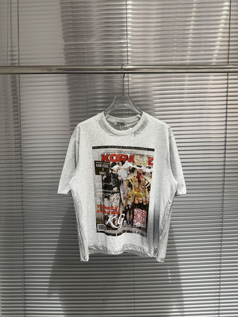 Streetwear Brand Poster - เสื้อยืดพิมพ์ลายวินเทจสไตล์สตรีทแวร์ แขนสั้นทรงโอเวอร์ไซส์ ลุคย้อนยุคแบบทำสีซีดขาดๆ ลายโปสเตอร์นิตยสารแฟชั่นฤดูร้อนปี 2026